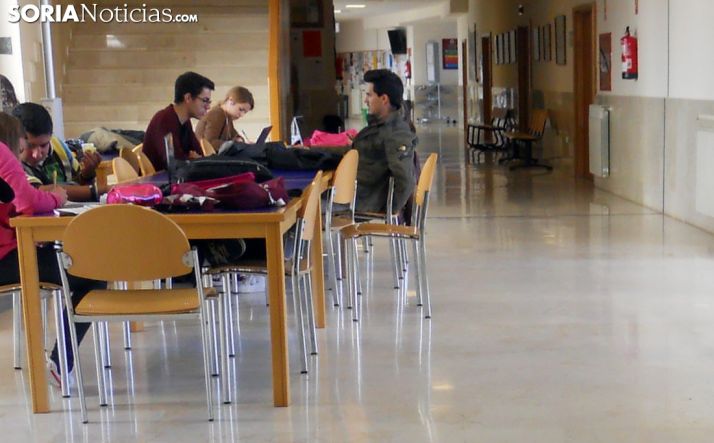 Estudiantes del Campus Duques de Soria en una pausa lectiva. /SN