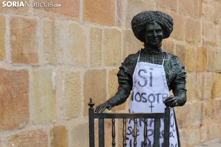 Estatua de Leonor Izquierdo, con un delantal colocado por la Asamblea Feminista. Bernat Díez. 