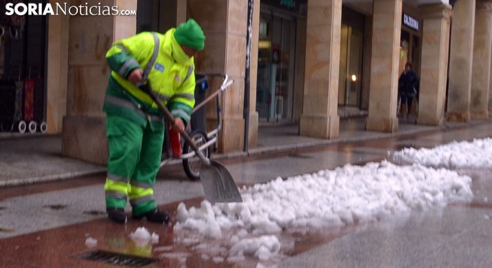 Un operario municipal despeja la nieve acumulada en El Collado. /SN