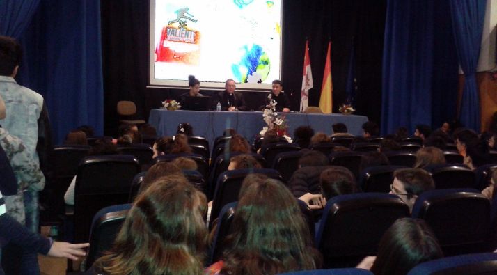 Una imagen del encuentro en el IES./DOS