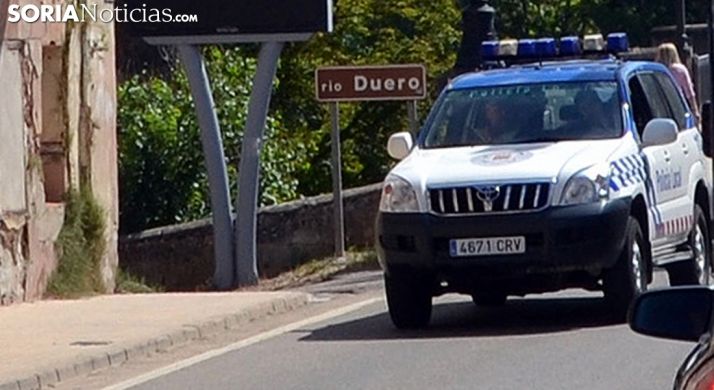 Un vehículo de la Policía Municipal en el puente sobre el Duero. /SN