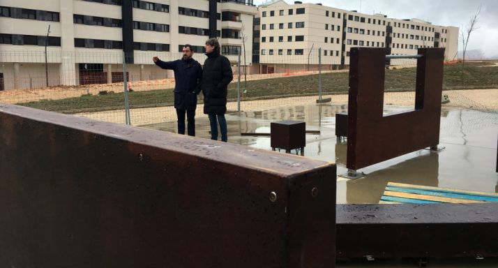 El alcade (dcha.) y el concejal, este martes en el espacio de ocio. /Ayto. 