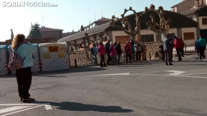 Un grupo de turistas en la plaza del Puente Caña en Ágreda./SN