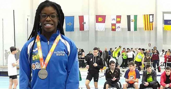 Ashley Abaga con su medalla. /CAEP