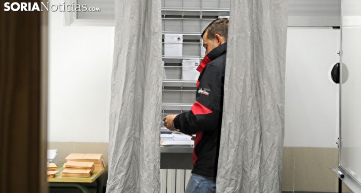 Un votante soriano elige su voto en una cabina electorial. /SN