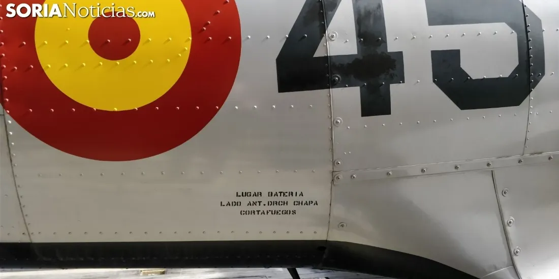 Imágenes de la instalación del North American T-6 Texan en la Plaza Mayor de Soria.