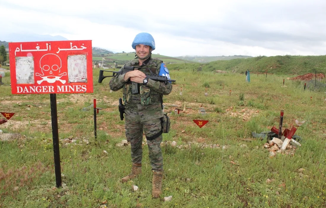 El sargento Francisco Castillo durante la custodia de una zona de minas en El Líbano.