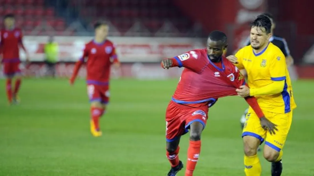 A Pape Diamanka le agarran en el Numancia-Alcorcón en Los Pajaritos. LaLiga.