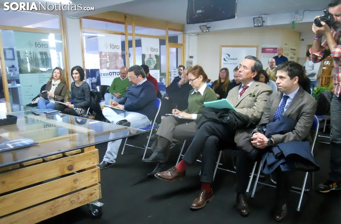 Asistentes a la jornada informativa este martes en El Hueco. /SN