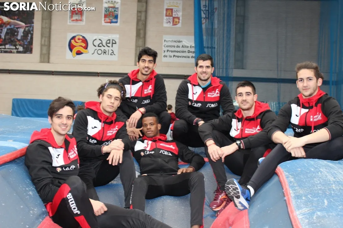 Algunos integrantes del Atletismo Numantino en las instalaciones del CAEP.