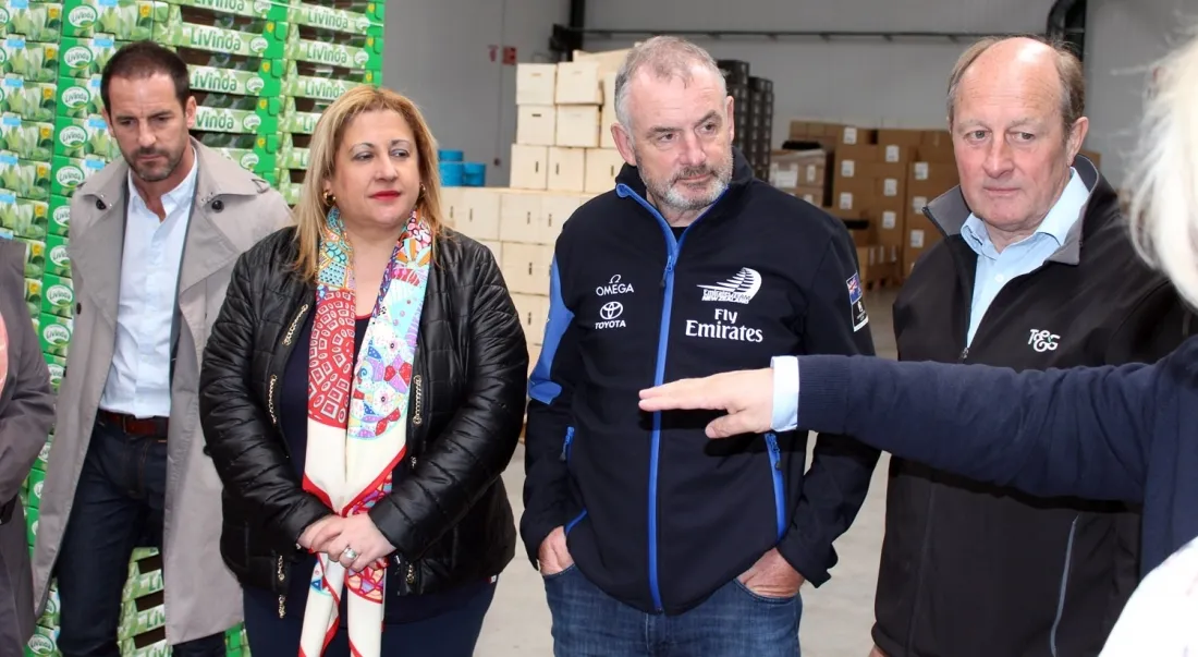 El presidente del Parlamento neozelandés, junto a la subdelegada. A la izda., el embajador.