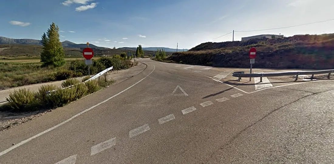 Tramo de la CL-101 ahora cerrado en el polígono Valdemiés hacia el polígono de La Dehesa. /GM