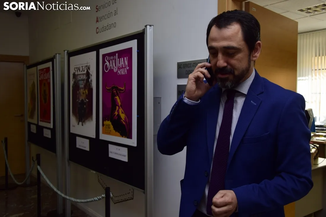 Muñoz con el cartel ganador. José Herrero