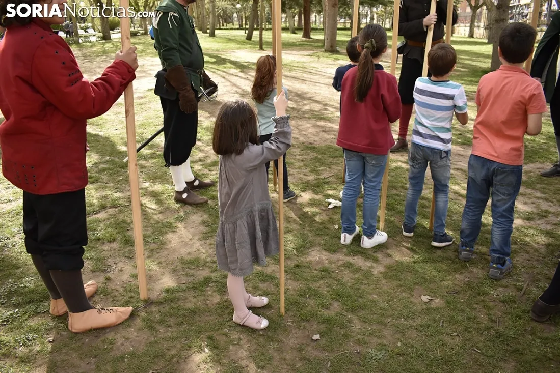 Taller infantil sobre el manejo de picas medievales.