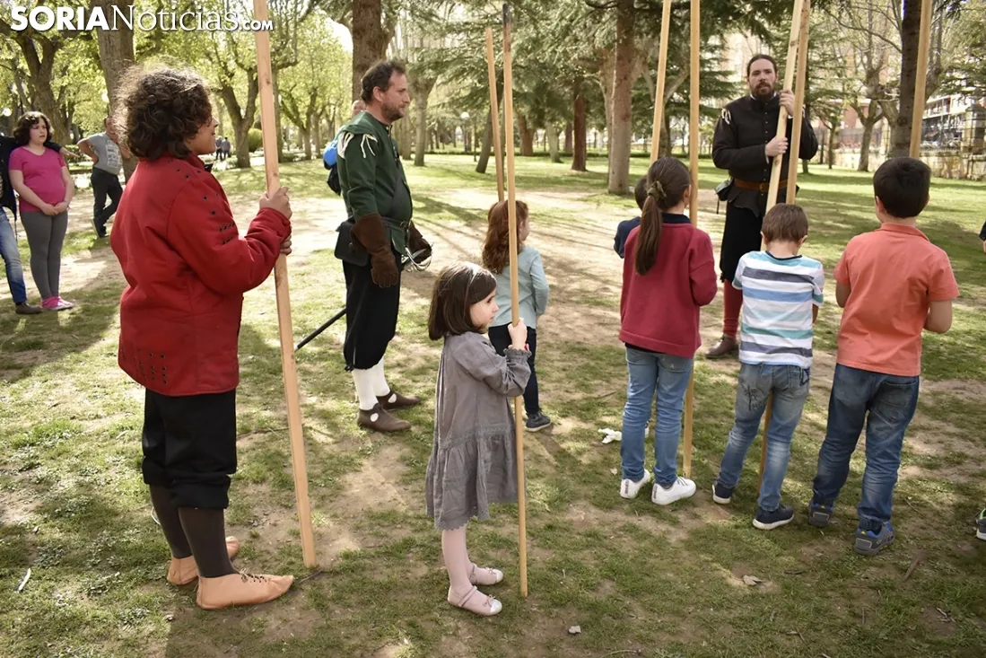 Taller infantil sobre el manejo de picas medievales.