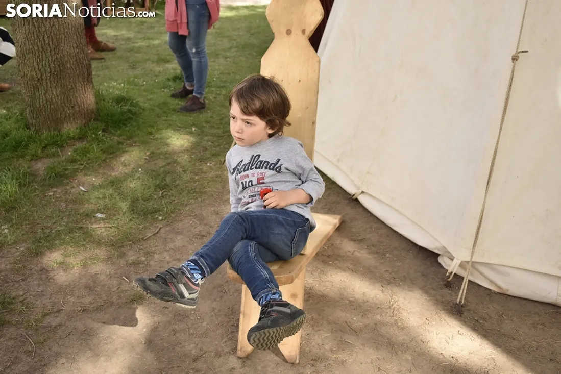 Taller infantil sobre el manejo de picas medievales.