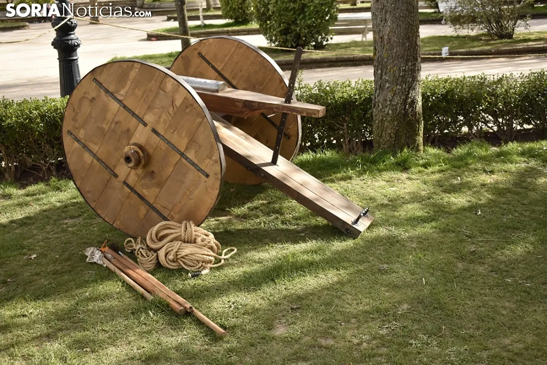 Taller infantil sobre el manejo de picas medievales.