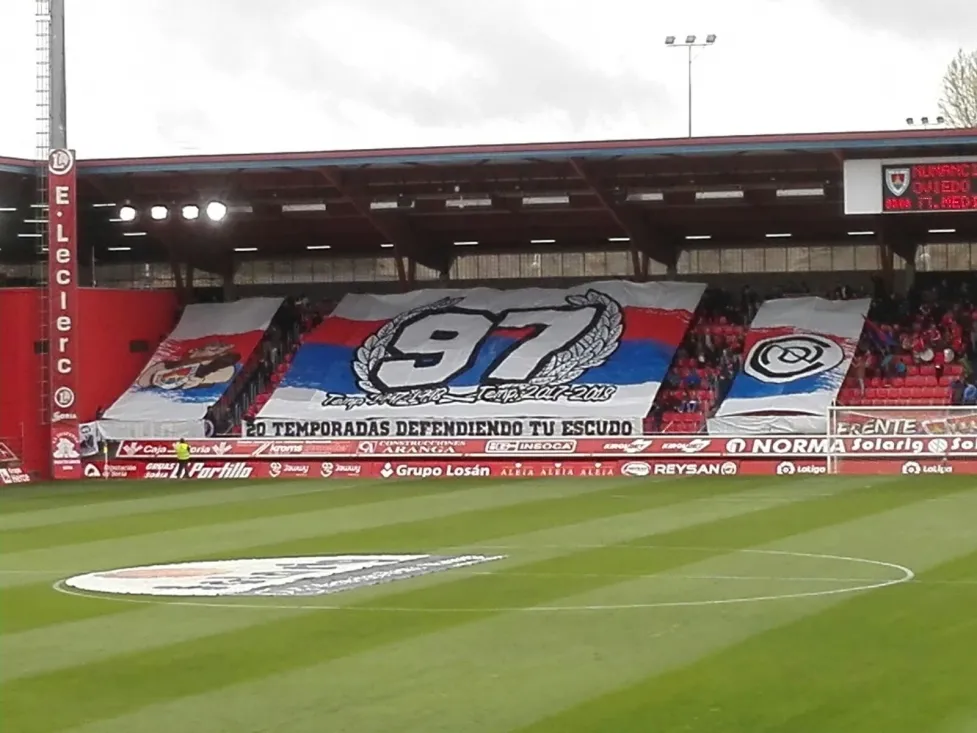 Extensión de la pancarta de Orgullo Numantino en Los Pajaritos durante el Numancia-Oviedo. 