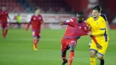 A Pape Diamanka le agarran en el Numancia-Alcorcón en Los Pajaritos. LaLiga.