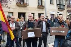 Foto 31 - GALER&Iacute;A DE IM&Aacute;GENES: Los familiares de las v&iacute;ctimas de la 'Fosa de los maestros' y de Abundio Andaluz han recibido sus restos mortales