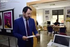 Muñoz con el cartel ganador. José Herrero
