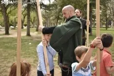 Taller infantil sobre el manejo de picas medievales.