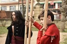 Taller infantil sobre el manejo de picas medievales.