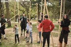 Taller infantil sobre el manejo de picas medievales.