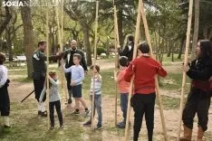 Taller infantil sobre el manejo de picas medievales.