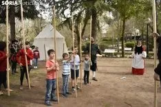Taller infantil sobre el manejo de picas medievales.