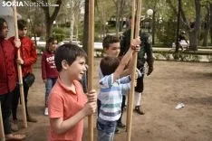 Taller infantil sobre el manejo de picas medievales.