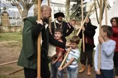 Taller infantil sobre el manejo de picas medievales.