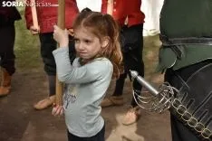 Taller infantil sobre el manejo de picas medievales.