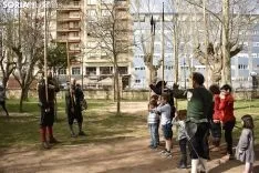 Taller infantil sobre el manejo de picas medievales.