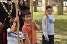 Taller infantil sobre el manejo de picas medievales.