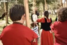 Taller infantil sobre el manejo de picas medievales.