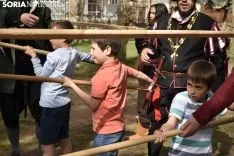 Taller infantil sobre el manejo de picas medievales.
