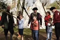 Taller infantil sobre el manejo de picas medievales.