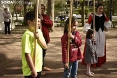Taller infantil sobre el manejo de picas medievales.