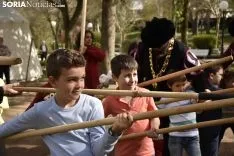 Taller infantil sobre el manejo de picas medievales.