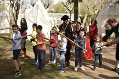 Taller infantil sobre el manejo de picas medievales.