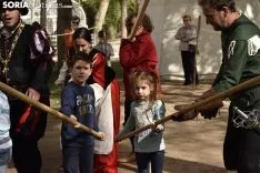 Taller infantil sobre el manejo de picas medievales.