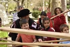 Taller infantil sobre el manejo de picas medievales.