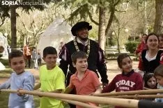 Taller infantil sobre el manejo de picas medievales.