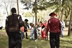 Taller infantil sobre el manejo de picas medievales.