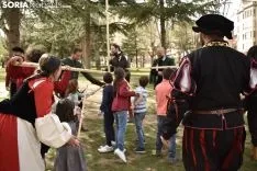 Taller infantil sobre el manejo de picas medievales.