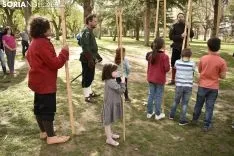 Taller infantil sobre el manejo de picas medievales.