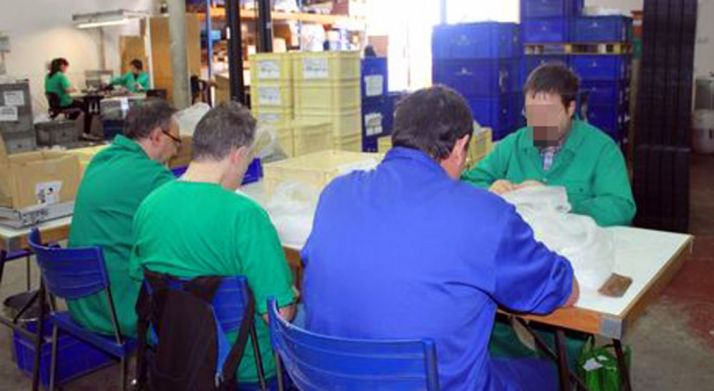 Trabajadores en el CEE de Asovicauto, en el polígono Las Casas de Soria.