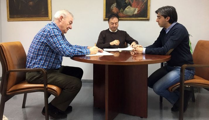 Firma del convenio entre Ayuntamiento y Banda. 