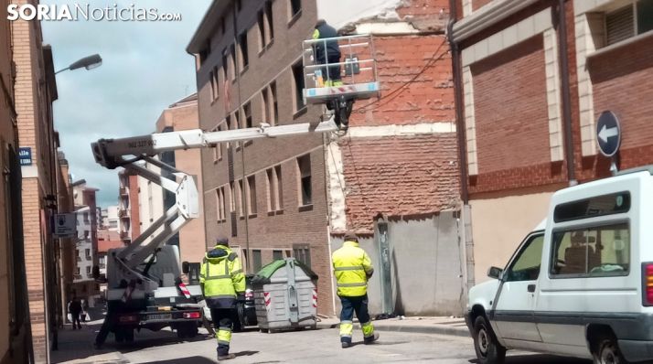 Operarios municipales instalan los farolillos en la calle Morales Contreras este mediodía. /SN